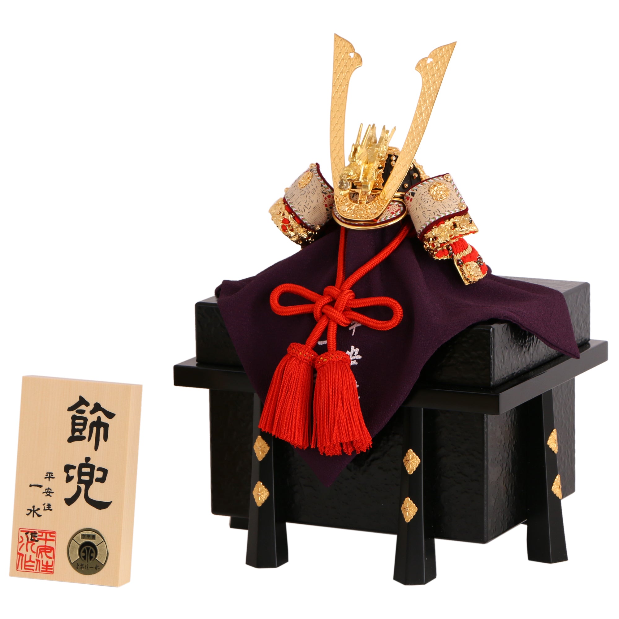 ミニチュアドール用甲冑 兜2個セット③（約8cmドールサイズ） 飾兜 式正8号 金小札朱赤糸縅 長鍬形 御龍前立【限定品】 – 平安住一